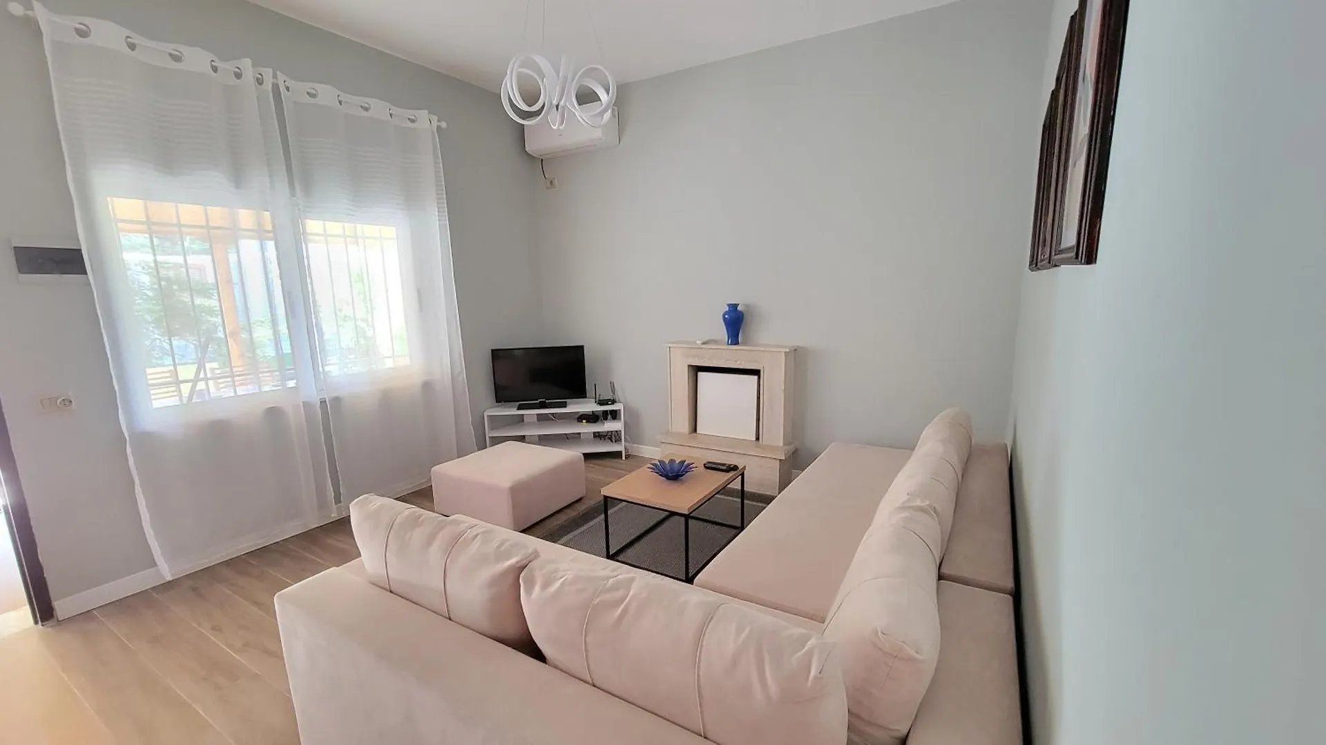 Cozy Villa, Golem Beach. Feriehus